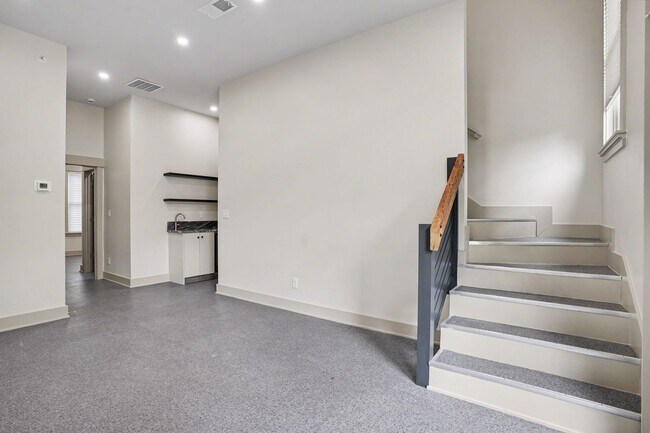 Building Photo - 1105 Logan St