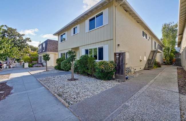 Primary Photo - Spacious 3 Bed 2 Bath Condo Located Walkin...