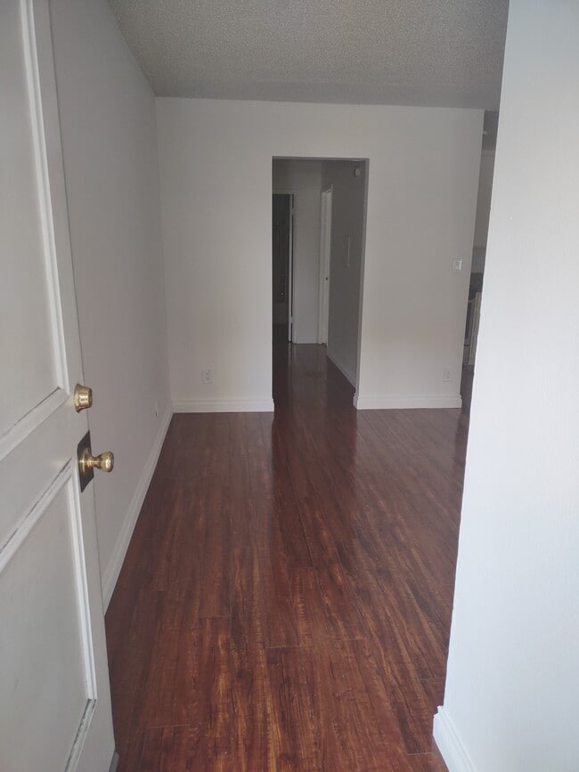 Building Photo - 5545 Lindley Ave