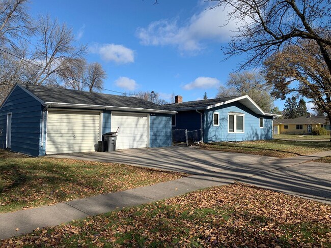 Building Photo - 2 Bed Duplex