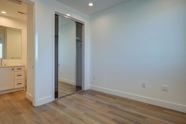 Building Photo - Fantastic Multi-Level Townhome - 3 bed 3 b...