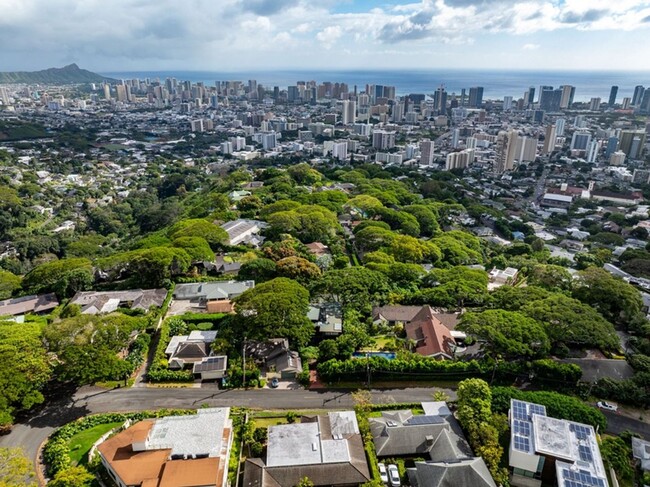 Building Photo - Tantalus Glass House: Modern Luxury with S...