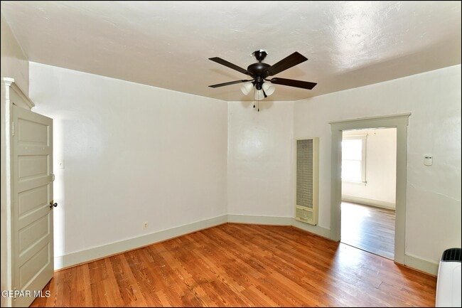 Building Photo - 2526 Yandell Dr