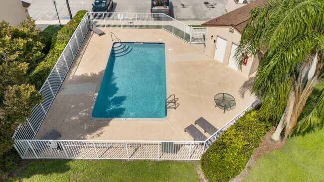 Building Photo - 908 Lakeview Cir