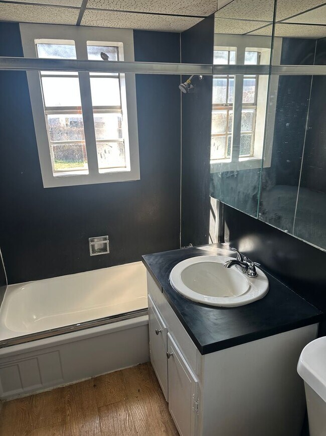 Building Photo - 4 Bed 2 Bath Available!