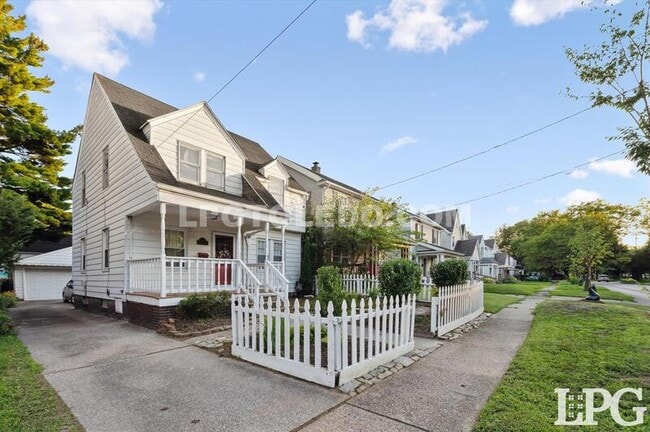 Building Photo - 2029 Berdan Ave