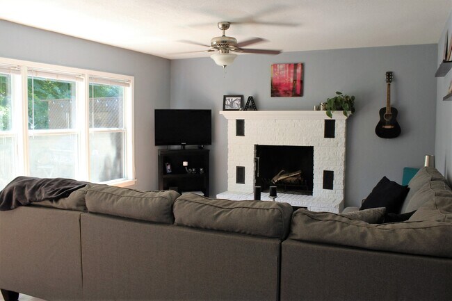 Building Photo - 2347 Edgemont Dr