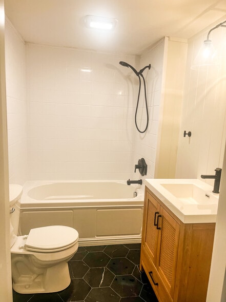 Full Bath - 122 S Main St