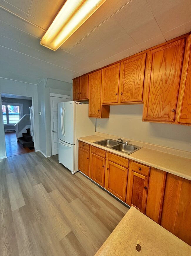 Building Photo - 3 bedroom, 1 bath Move in Ready Home featu...