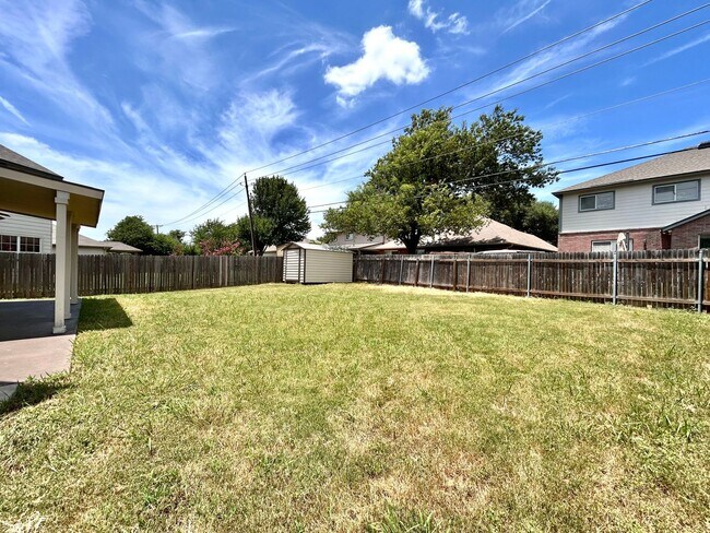 Building Photo - Spacious 4/BR 2.5/BA Home with Large Fence...