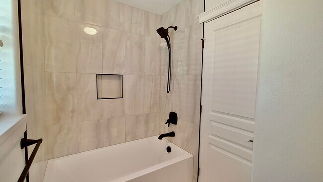 Building Photo - **$1000 OFF FIRST FULL MONTHS RENT**  Gorg...