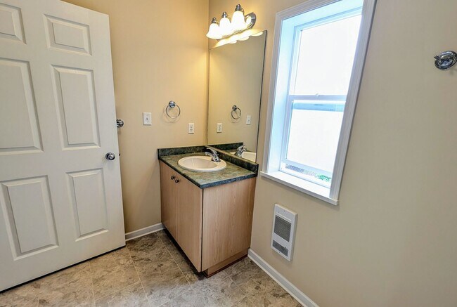 Building Photo - Lynnwood 3 Bedroom Condo - Corner Unit