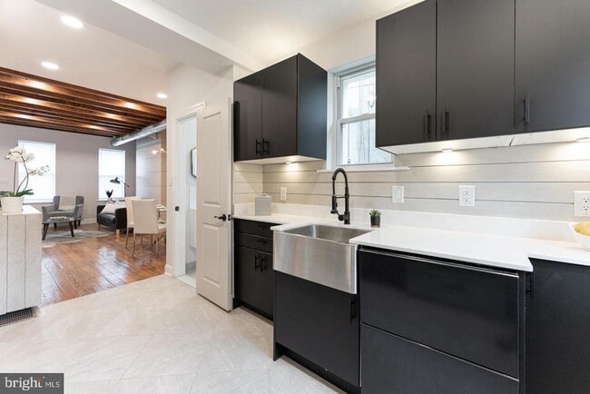 Building Photo - 1906 N Lawrence St