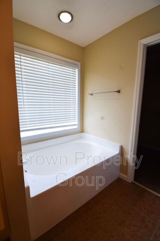 Building Photo - 71 Person Ct