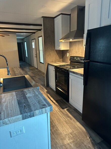 Building Photo - 5565 Bermuda Dr