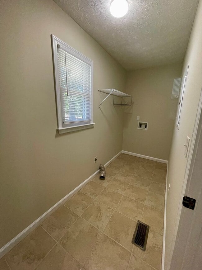 Building Photo - Beautiful newly remodeled home on over 3 a...