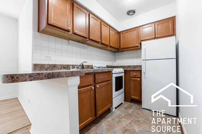 Building Photo - 540 W Roscoe St