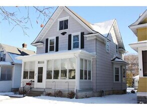 Building Photo - 4 Bedroom 1 Bath Adorable Home in St. Paul