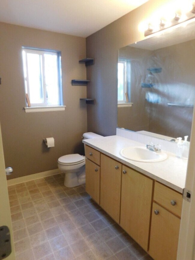 Building Photo - 3Bd/2.5Ba Two-story house- Available to View!