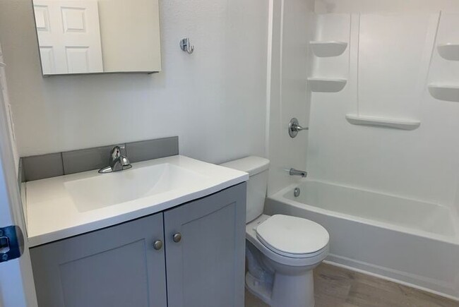 Building Photo - 2 bed 1 bath Fully Renovated Apartment in ...