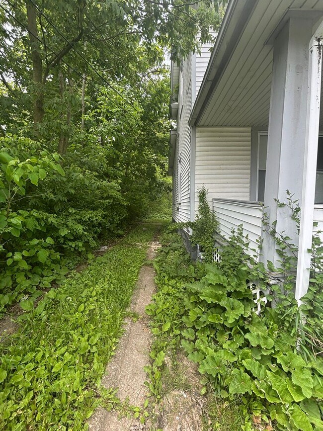 Building Photo - Section 8 Accepted - Spacious 4br/2ba Home