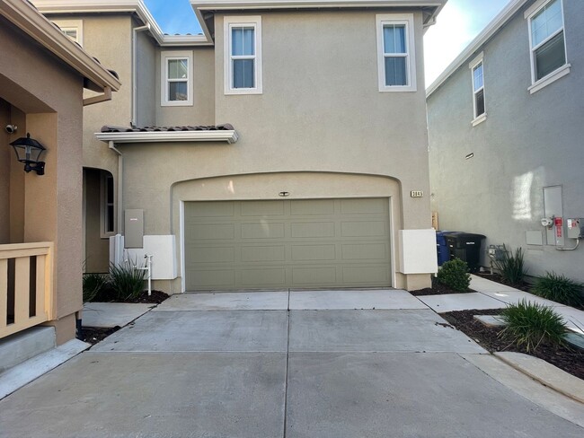 Building Photo - 3845 Lookout Dr