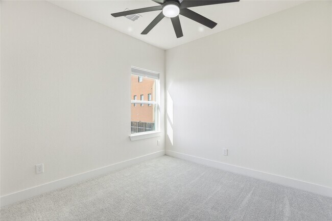 Building Photo - 712 Delano St