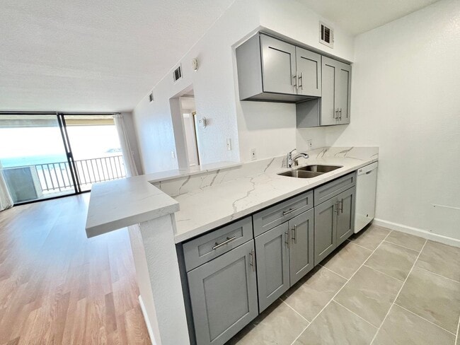 Building Photo - Oceanfront Top-Floor Condo – 1 Bed, 1 Bath...