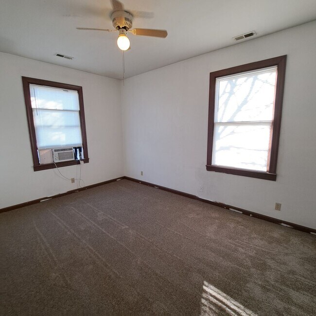 Building Photo - 708 DINWID