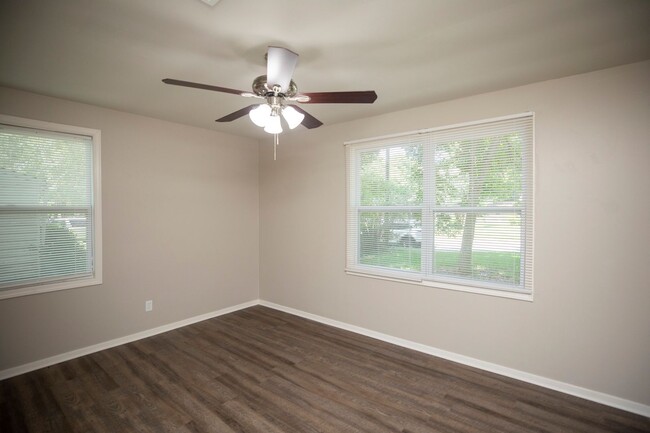 Building Photo - ** 3 Bed 1 Bath located in Forrest Hills *...