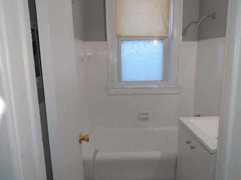 Building Photo - 15395 Linwood St