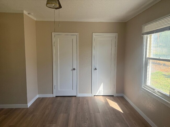 Building Photo - 329 Gael Ln