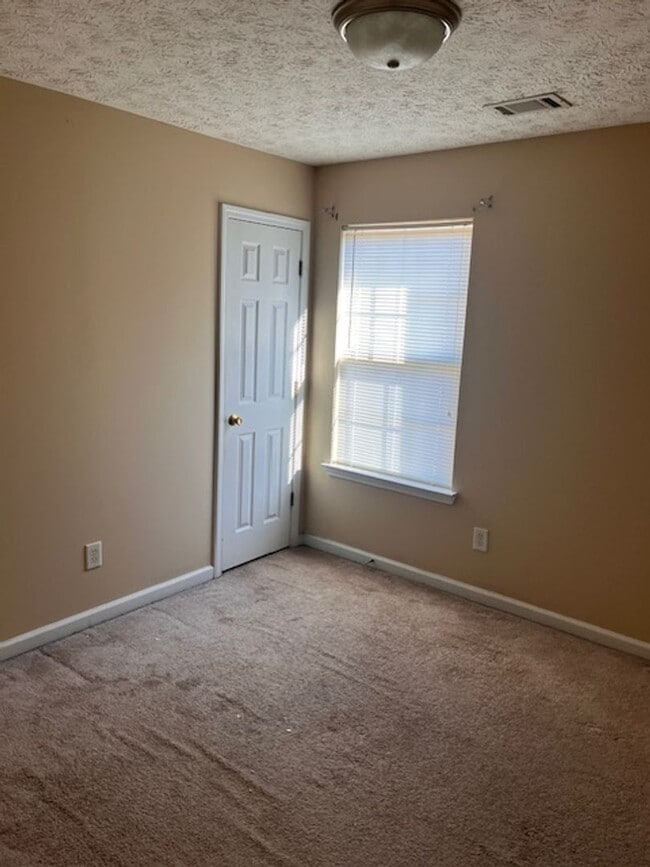 Building Photo - Home in Locust Grove