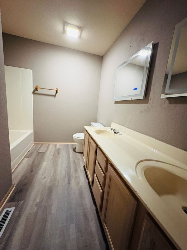 Building Photo - 808 NE Independence Ct