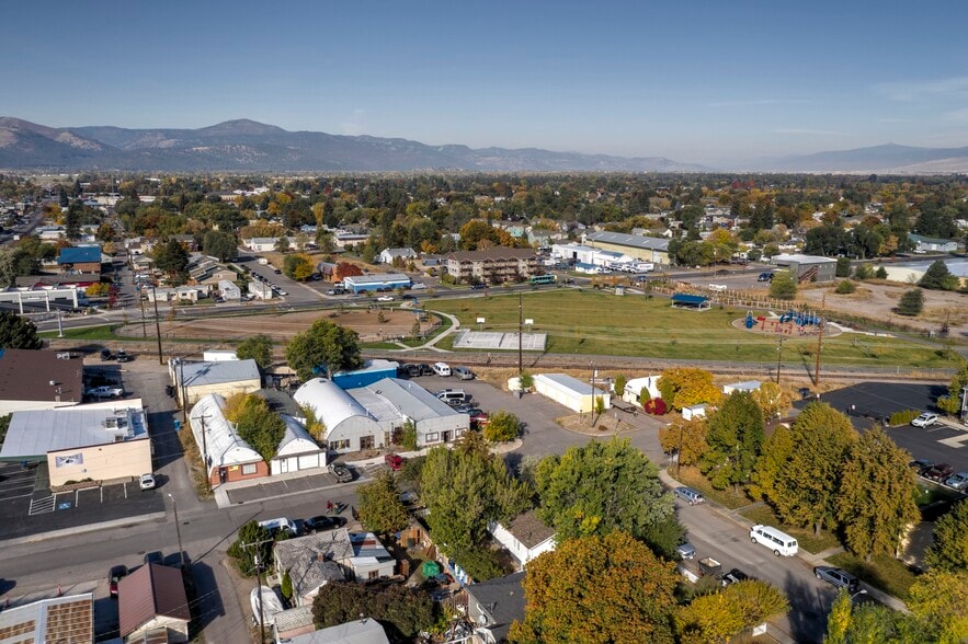 Building Photo - 1847 W Sussex Ave