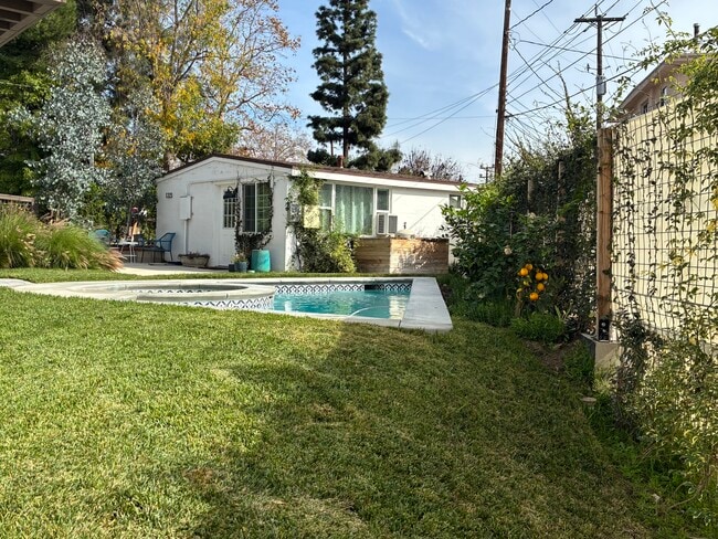 Gardener included in monthly rent - 1223 S Chavez St