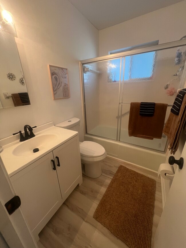 Building Photo - 2041 Sunset Dr