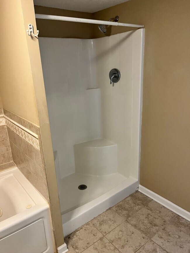 Building Photo - Spacious