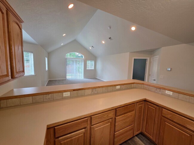 Building Photo - Spacious Duplex with Large Yard