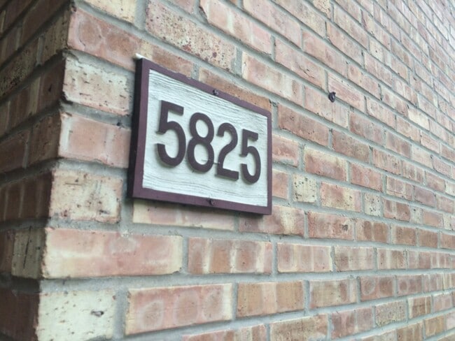 Building Photo - 5825 Oakwood Dr