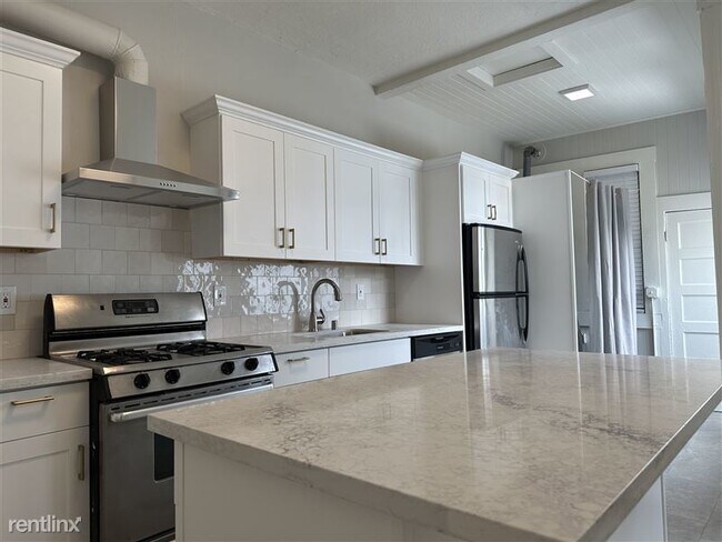 Building Photo - TOP FLOOR FLAT|SPACIOUS AND SUNNY|CALTRAIN...