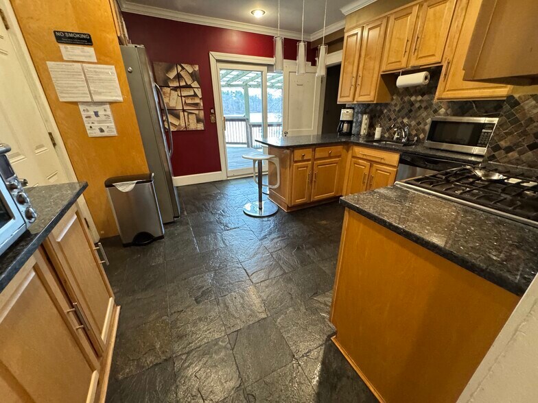 Building Photo - 203 Riverview Ave