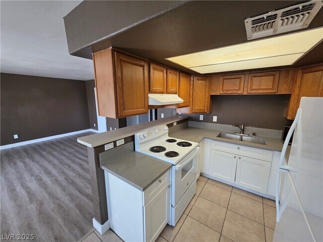 Building Photo - 5165 E Glendale Ave