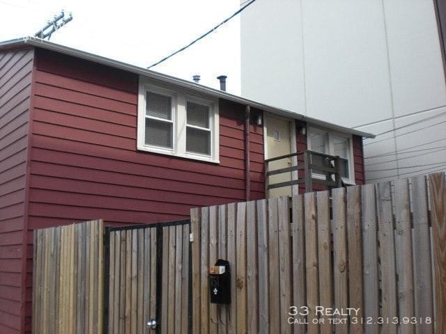 Building Photo - Great 1 Bed Coach House in Heart of LP!