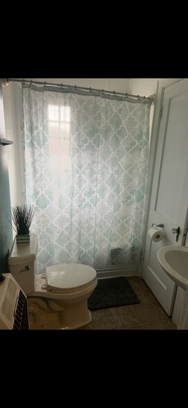 Building Photo - 208 Sutton St