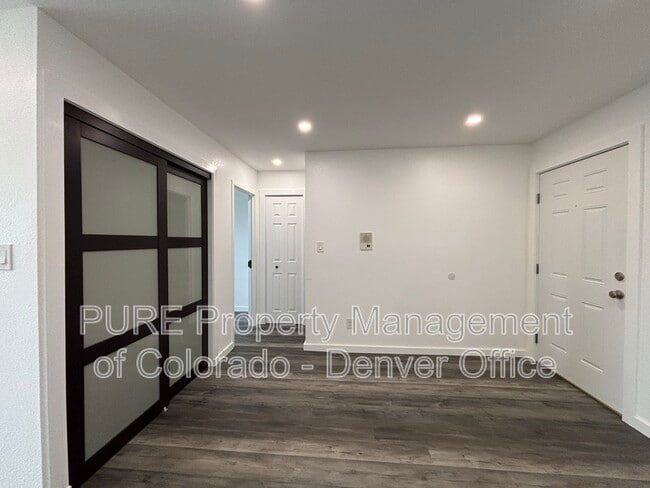 Building Photo - 1150 Golden Cir