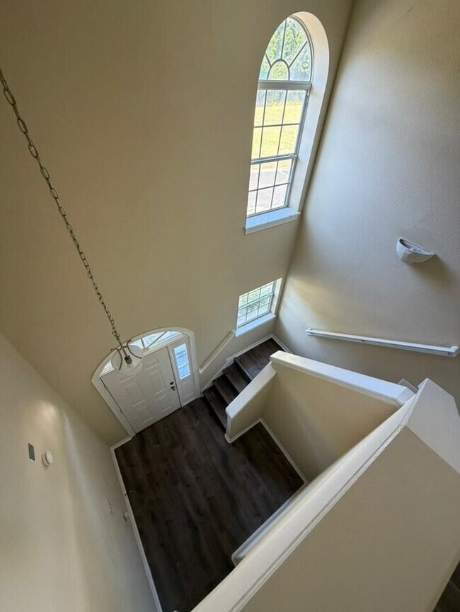 Building Photo - Updated 3 bed 2.5 bath Townhome