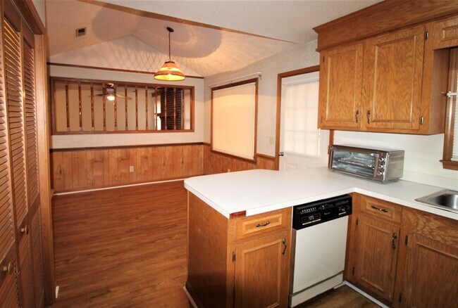 Building Photo - 60 Crowndale Ct