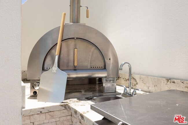 Building Photo - 10520 Wilshire Blvd