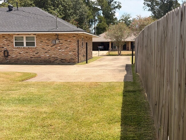 Building Photo - 347 Corby Dr